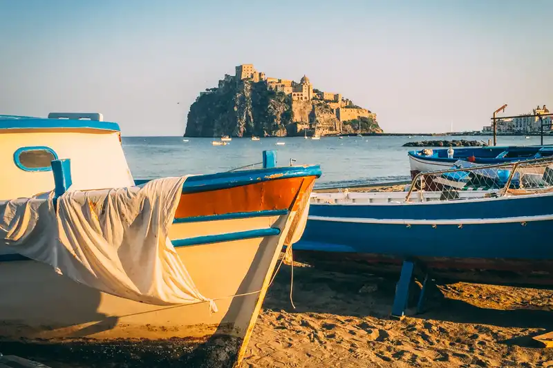 Veduta del castello di Ischia dalla spiaggia