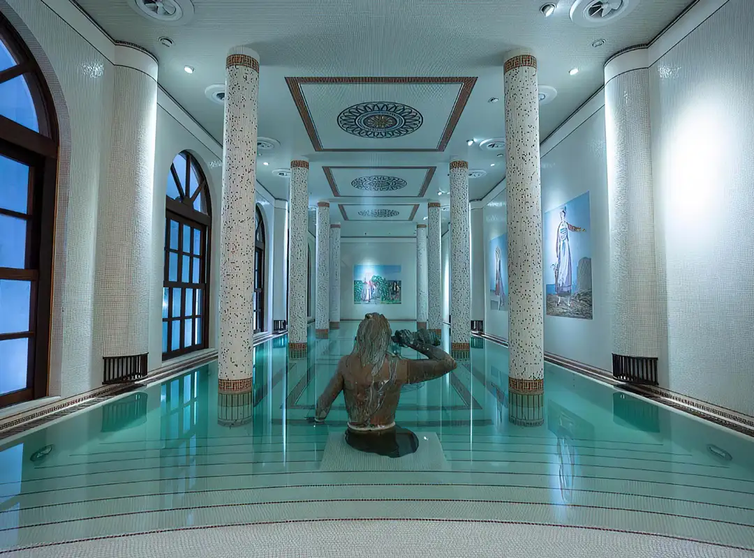 La piscina termale coperta dell'hotel Terme Manzi