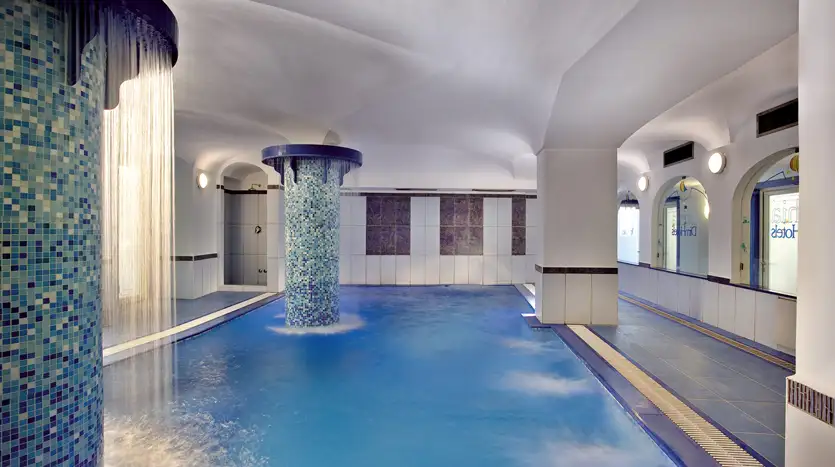 Hotel Aragona Palace Ischia, la piscina termale coperta