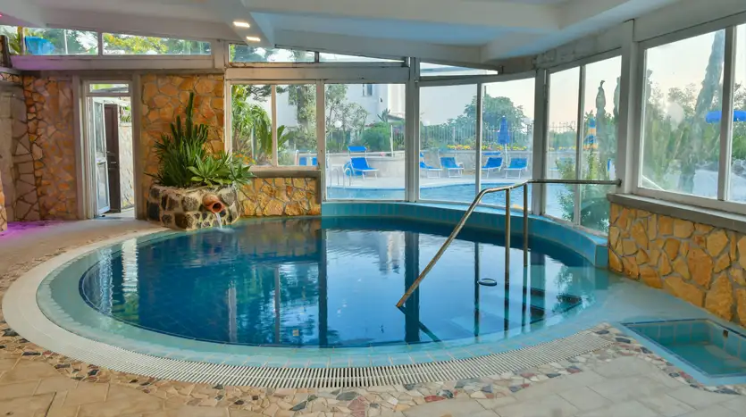 Hotel Terme Saint Raphael Ischia, la piscina coperta