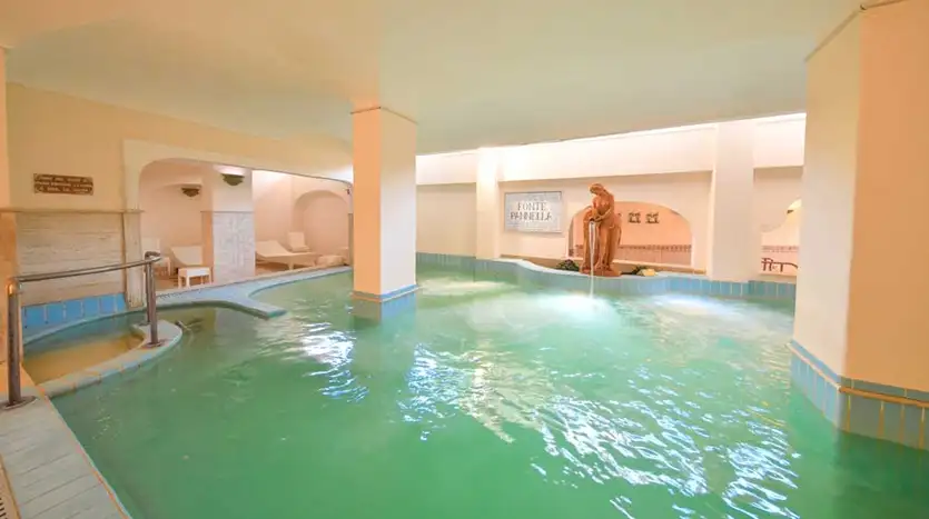 Grand Hotel Terme di Augusto Ischia, la piscina termale coperta